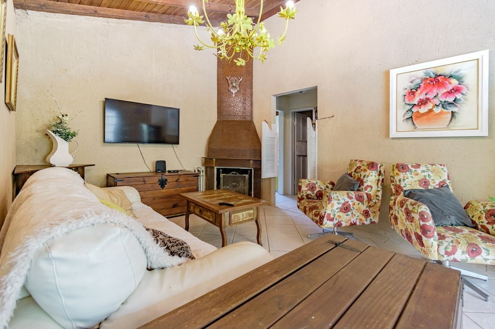Casa em Condom nio com Piscina e rea Gourmet