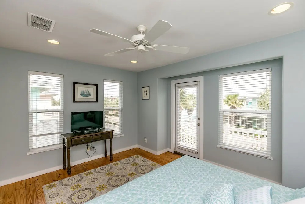 4BR/4.5BA Vibrant House, Village Walk by RedAwning