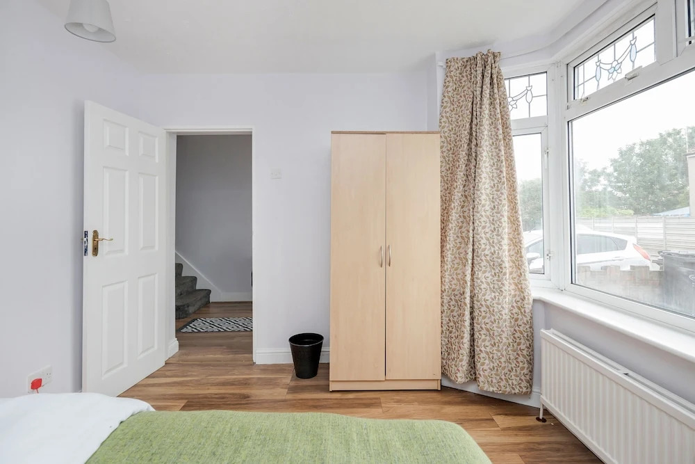 Dagenham Dream House - 4 Bedrooms