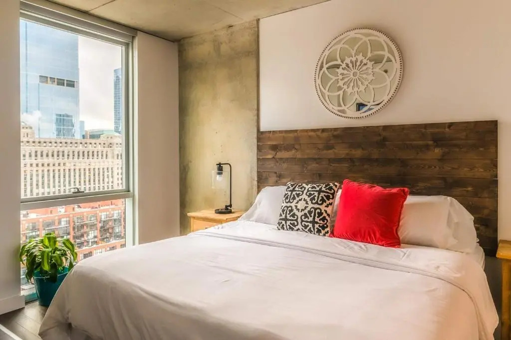 2BR/2BA Brand New Executive Luxury Suite w/ Rooftop Pool, Gym and Balcony by ENVITAE