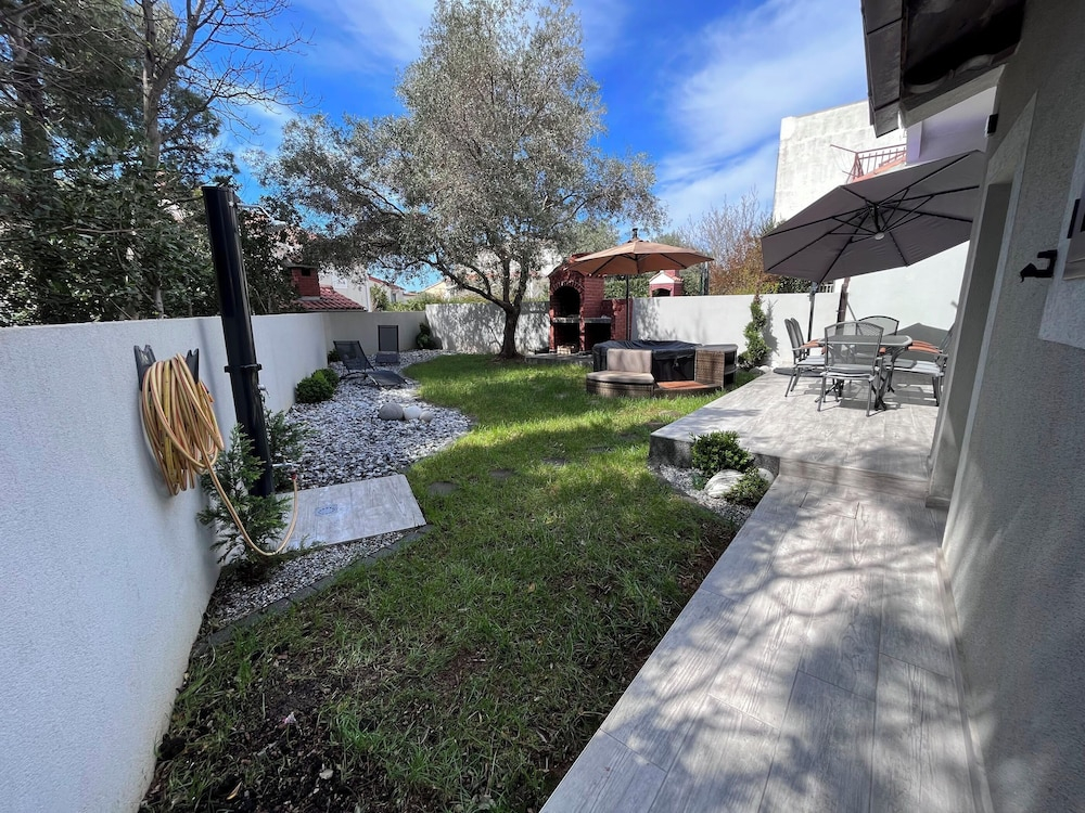 Modern Apartment in Starigrad Paklenica with Barbecue