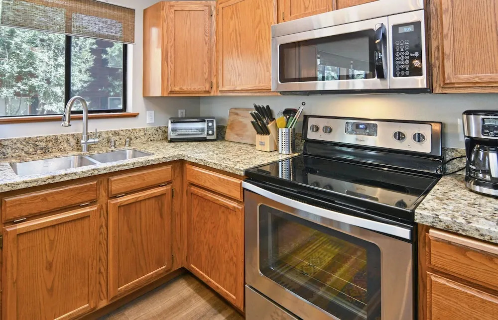 11443 Northwoods Blvd House Unit B - 2 Br home by RedAwning