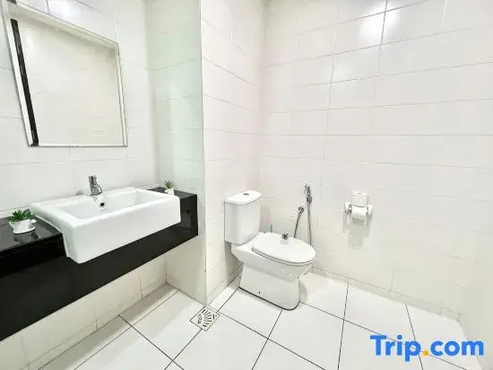 R 1-5Pax Cozy Home SetiaAlam 100mpsWifi&TV Trefoil