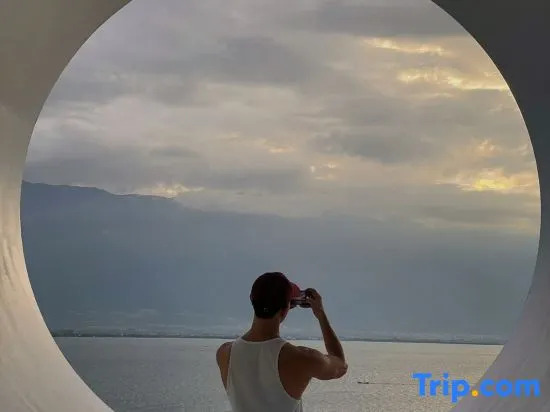 Zhenmei Holiday Hostel (Dali Erhai Cliff Lake View)