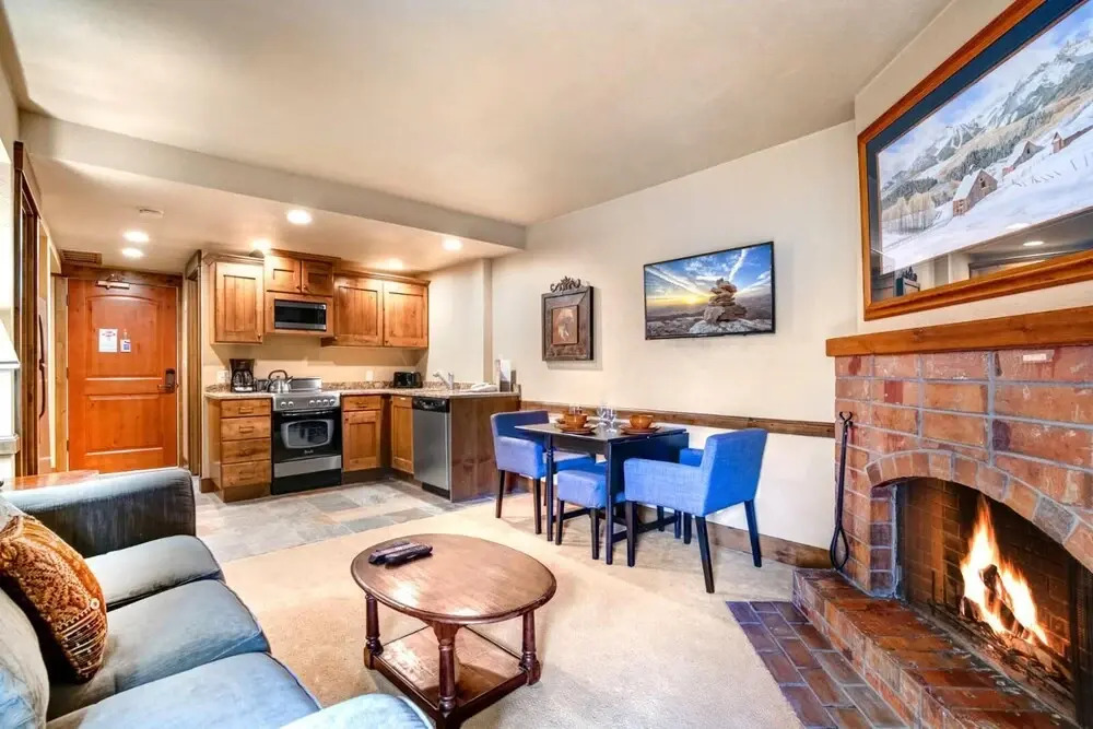 K B M Resorts- Cbi-202 Upgraded 1bd, Wood Fireplace, Full Kitchen, Wifi, Walk to Slopes!