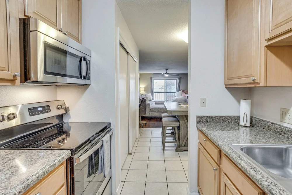 Grand Junction Condo: Balcony, Community Pool!