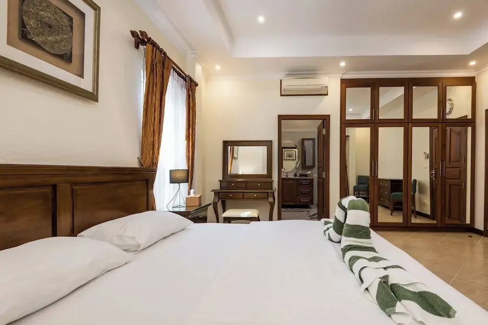 Luxury 3BR Pool Villa Pratamnak Soi5-50m to Beach