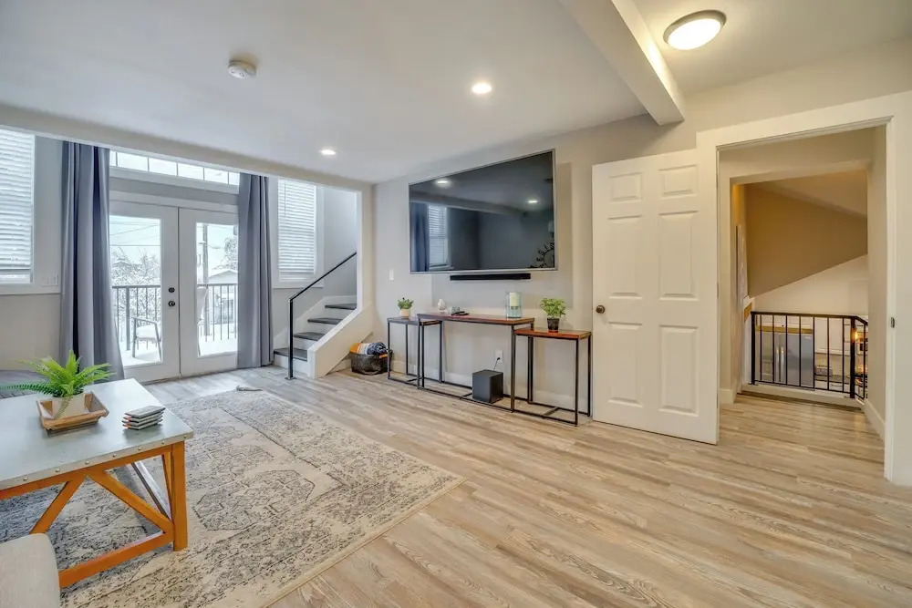 2 Blocks to Dtwn Chelan: Home w/ Hot Tub & Pool