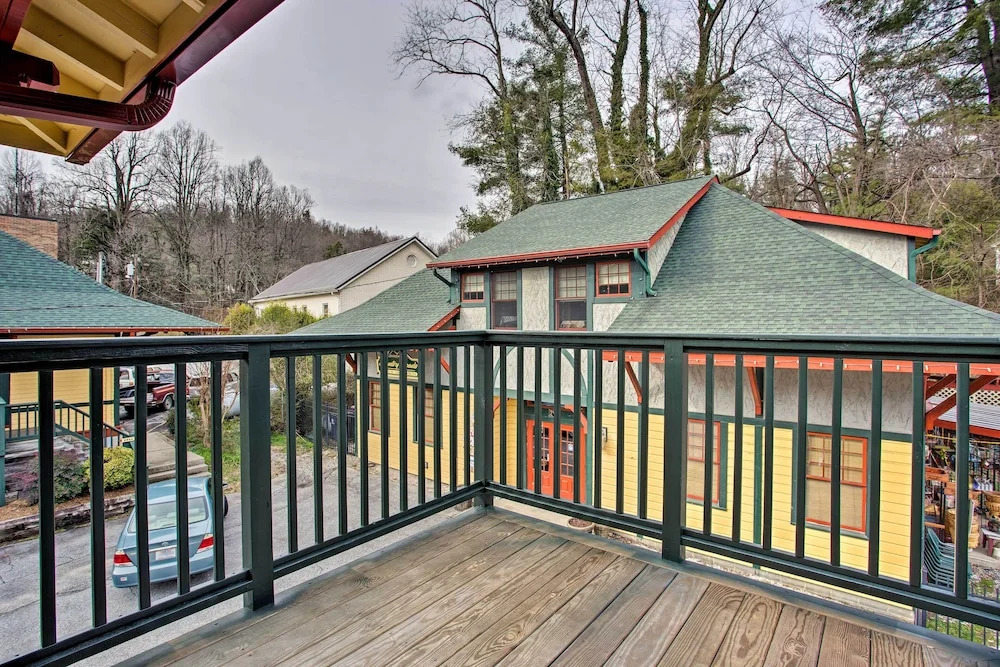 Walk to Main Street Eats: Remodeled Saluda Apt