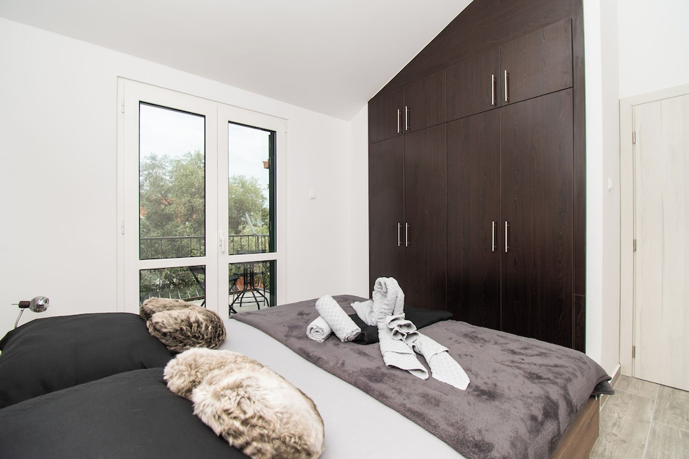 Modern Apartment in Starigrad Paklenica with Barbecue