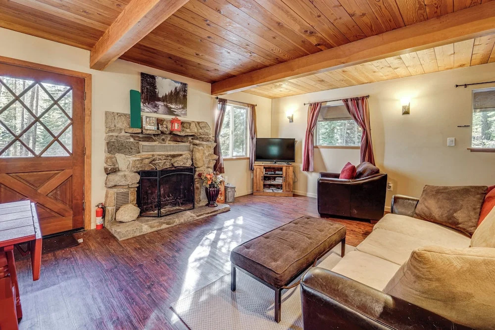 Near Slopes, Donner Lake & Trails! Woodsy Retreat
