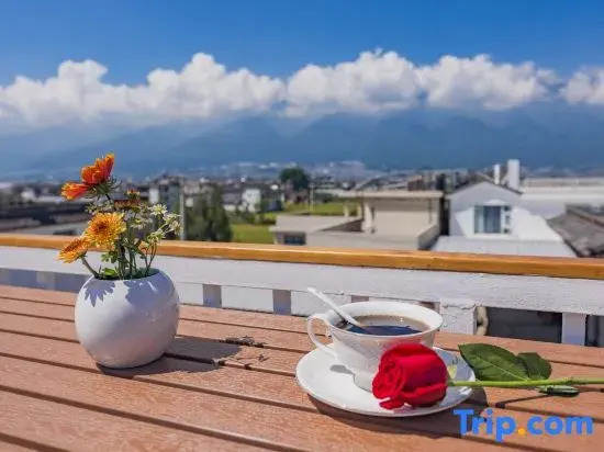 Lawn | Juean Caoping Dujia Garden Homestay (Erhai Longkan Wharf)