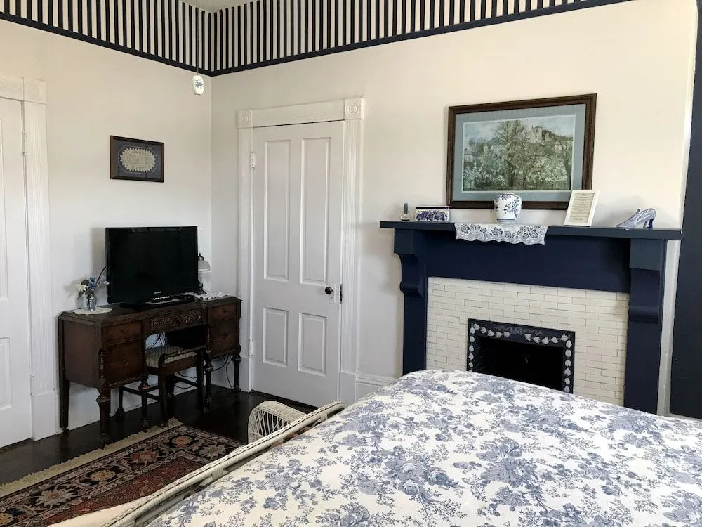 The Simmons-Bond Inn