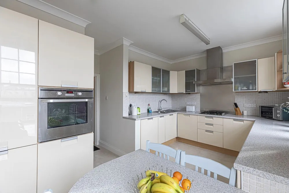 Stylish 3 Bedroom Flat with balcony is West Kensington