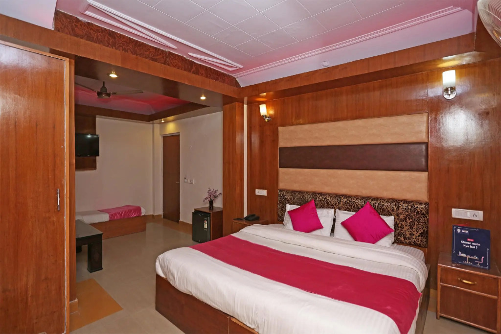 OYO 27838 R L Palace Hotel