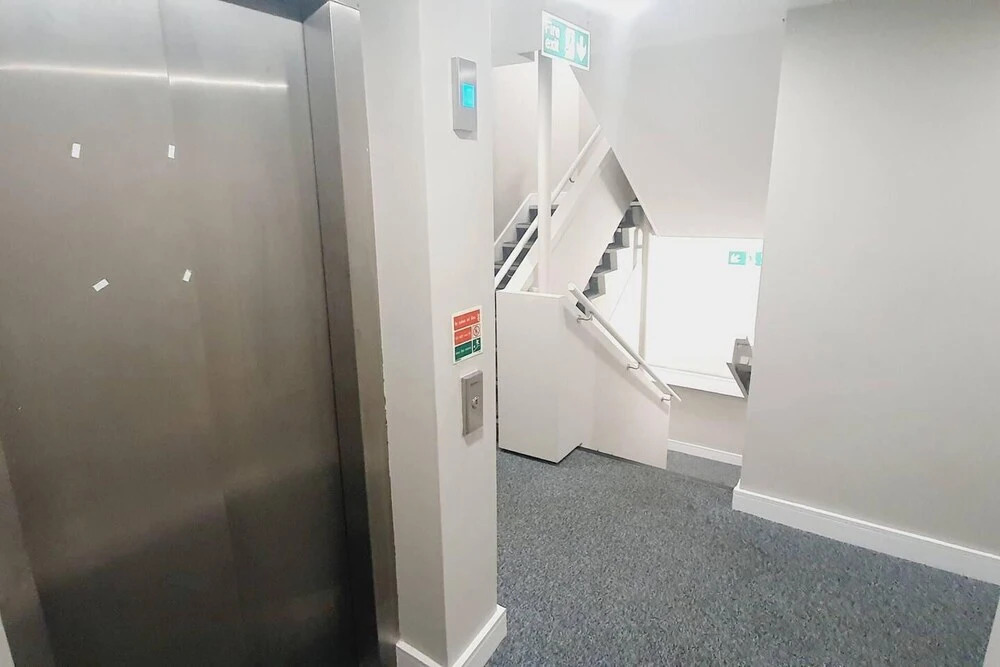 1braptmt W/king BED 4guests Embankmnt Parkg Wifi