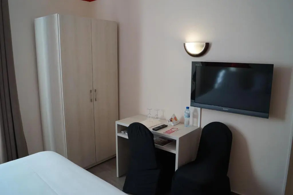Brit Hotel Du Dauphin LAigle
