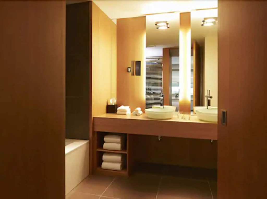 Le Germain Hotel Maple Leaf Square