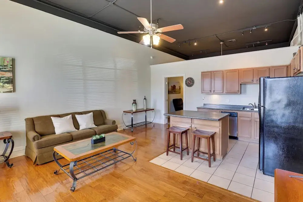 Steps to Restaurants & Shops! Dtwn Marshall Apt