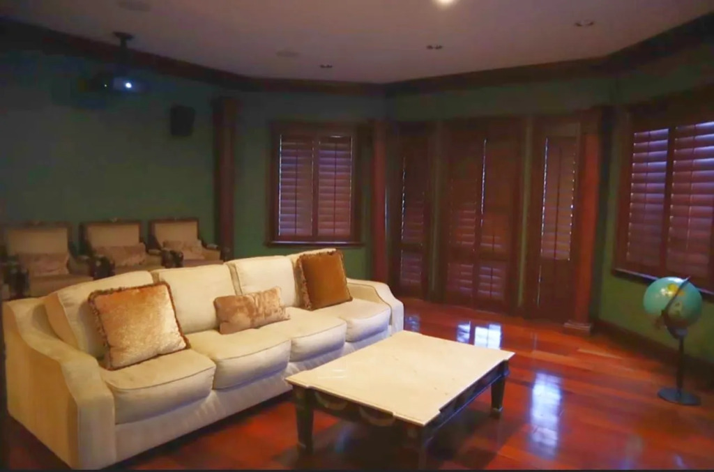 Extravagant Golden Mansion 6 Bedrooms 8 Bathrooms in the Finest Las Olas Area