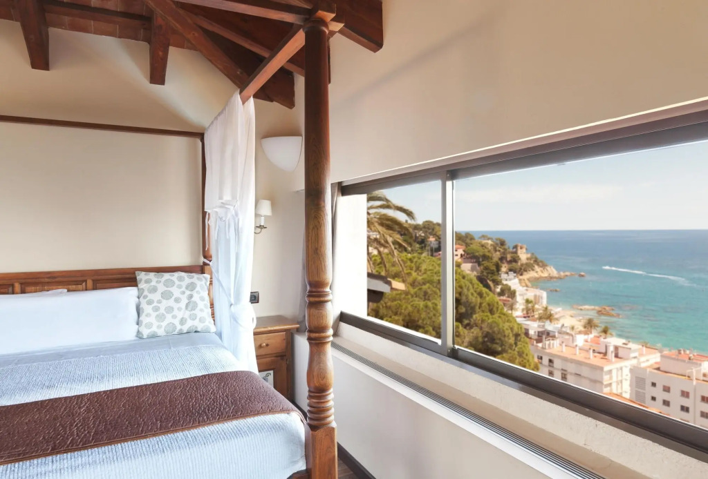 Hotel Roger de Flor by Seleqtta