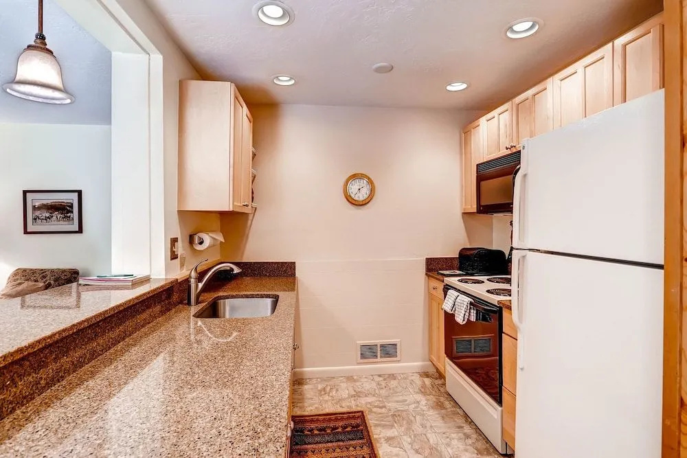 Perfect Mountain Retreat/3br -fireplace, Kids Ski Free 3 Bedroom Condo by RedAwning