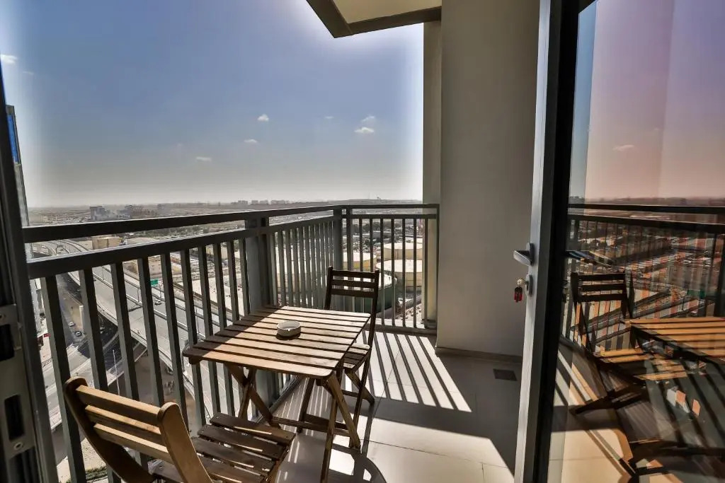 Luxurious Apartments Dubai Marina Views - Pool & Gym by Sojo Stays