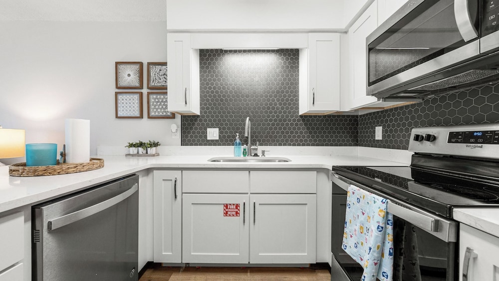 Gulf Walk by Avantstay West End Coastal Escape Renovated 1BR Condo Shared Pool & Beach Access