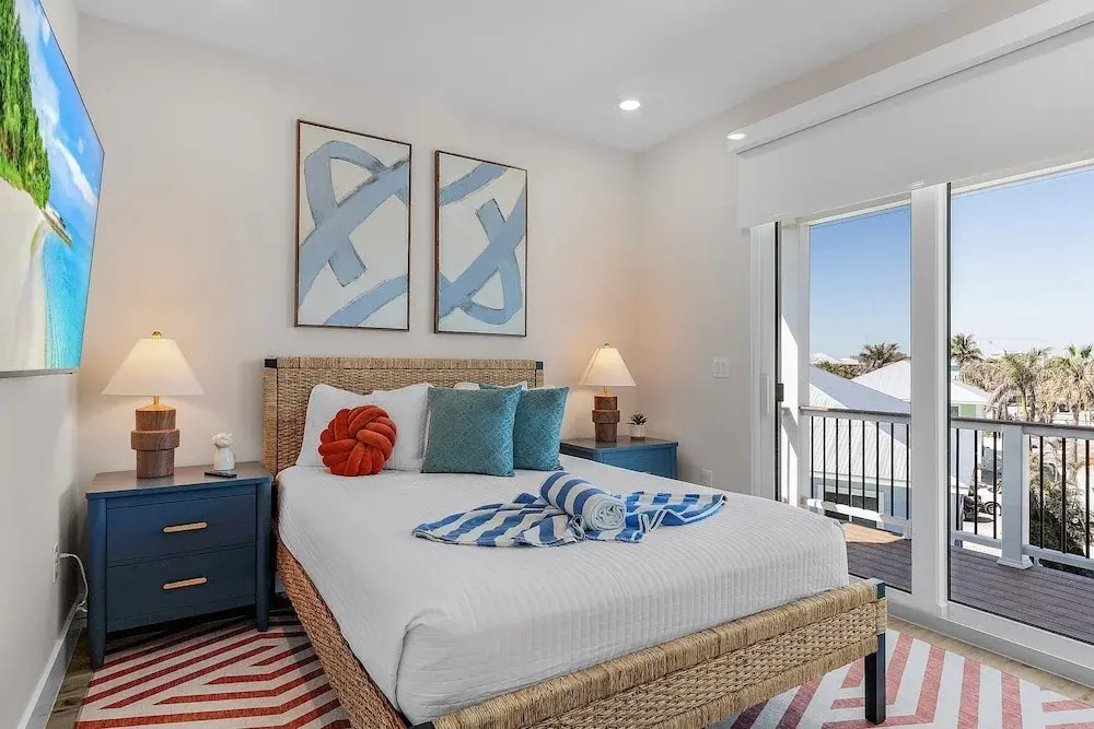 211 Blue Palm: Spacious 5-Bedroom Pool Home, Steps from Beach! 5 Home