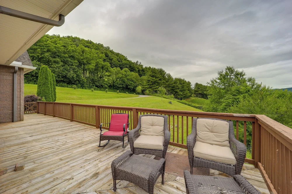 Classy Home w/ Hot Tub + Mt. Jefferson Views