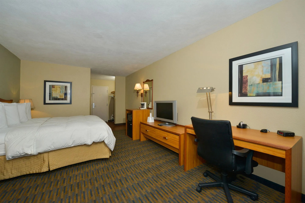Lamplighter Inn & Suites - North