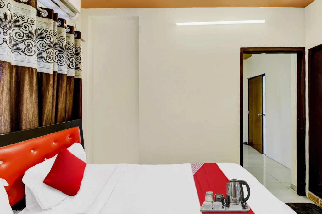 OYO Flagship 70003 Ap Royal Rooms