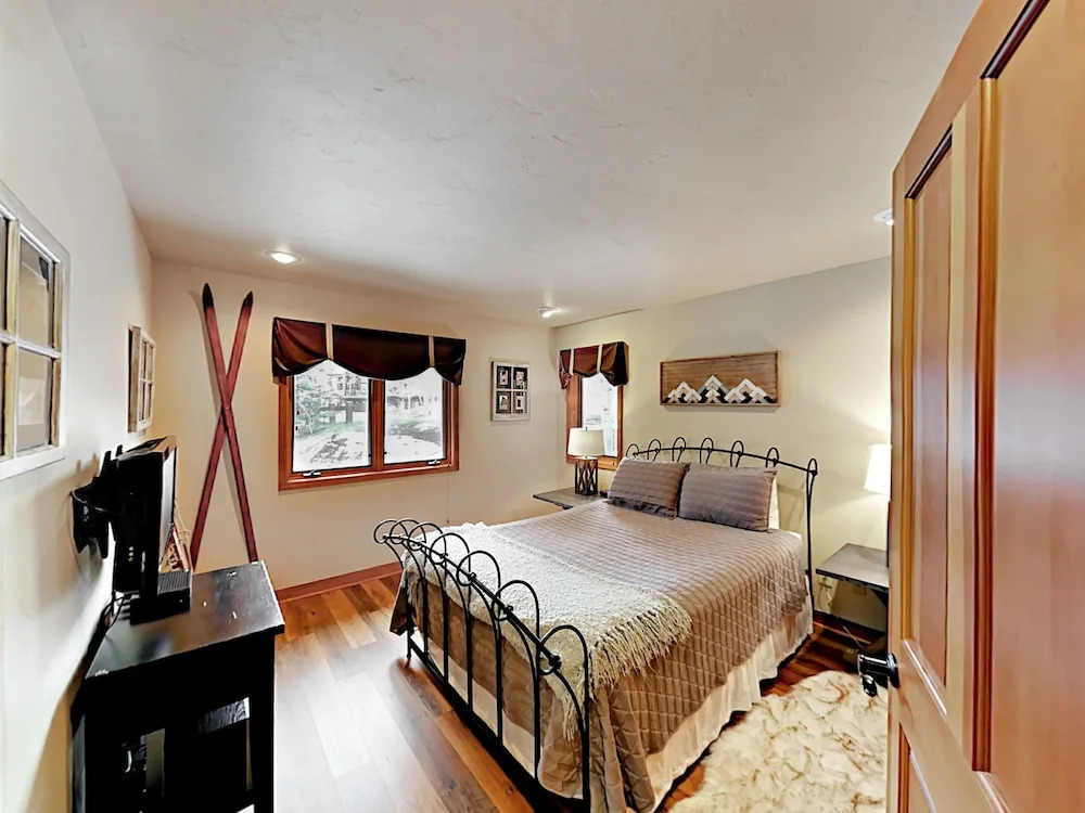 Window-lined  With Hot Tub 4 Bedroom Home