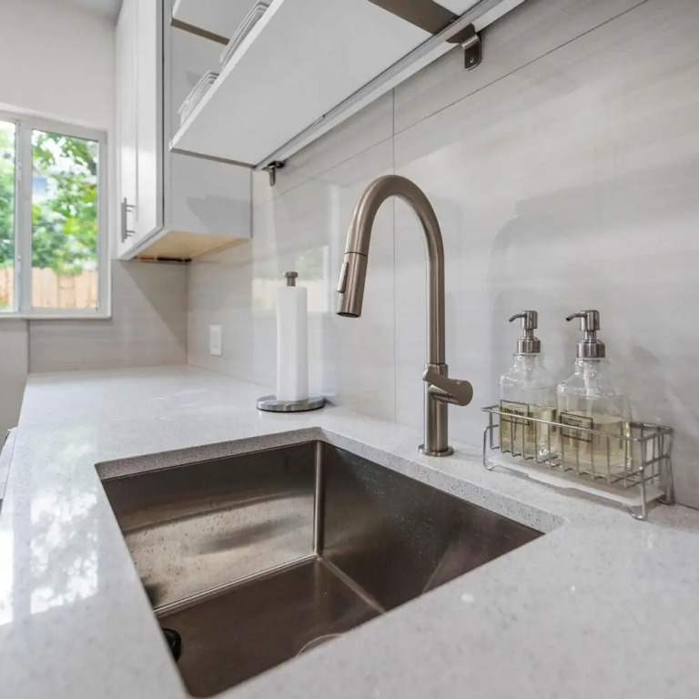 Uhost AI Stylish 1BR Bright Space w Patio