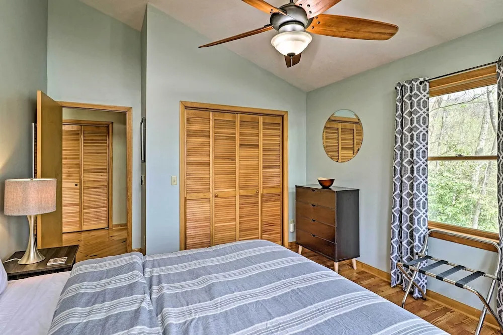 Serene 'mountain Mist' Retreat w/ Deck & Hot Tub!