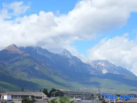 Meet the Snow Mountain View Naxi Courtyard Beauty Stay (Baisha Ancient Town Store)