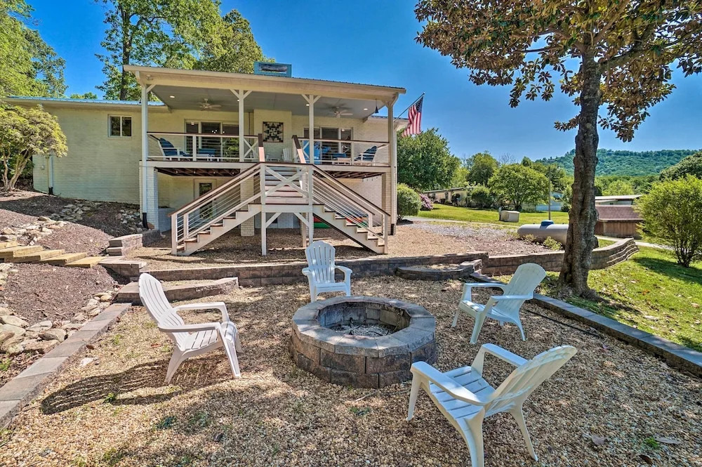 Hayesville Lake Getaway w/ Balcony & Mtn Views!