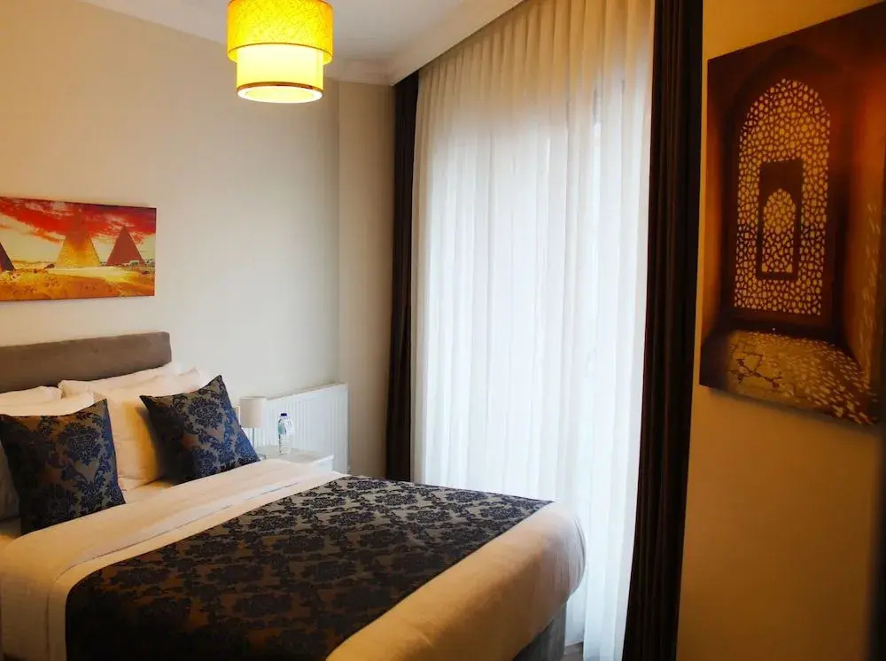 12 rooms hotel