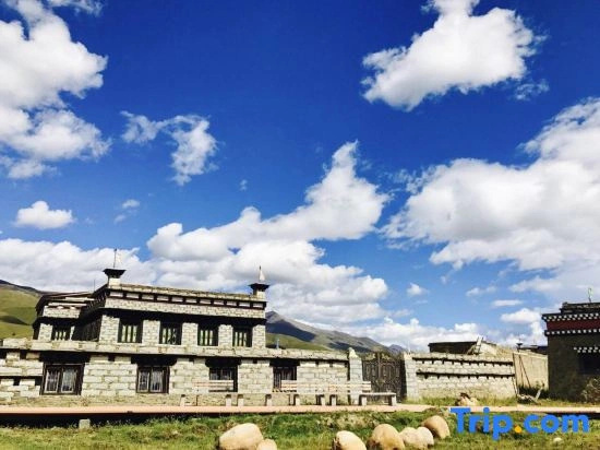 Daocheng Yunqi Mountain House Inn