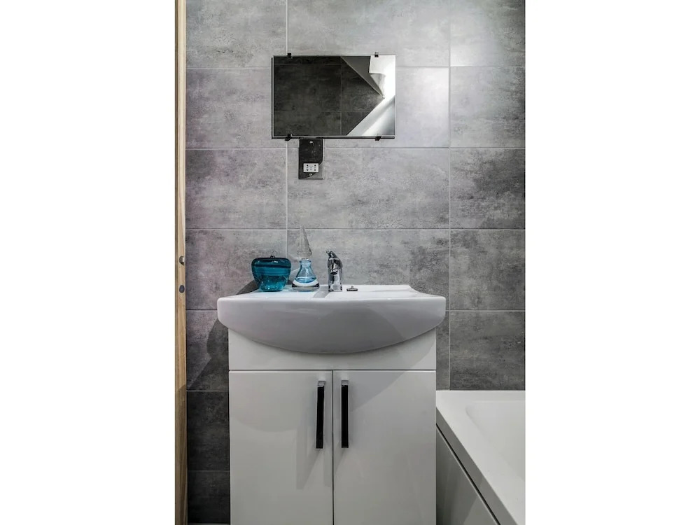 Fantastically Modern, Clean 1 Bedroom Flat for 4