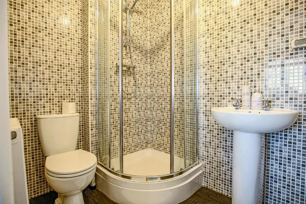 Luxury 5 Bedroom 3 Bathroom House with Smart TVs, Super Fast Wifi, Free Parking and Garden by Yoko Property