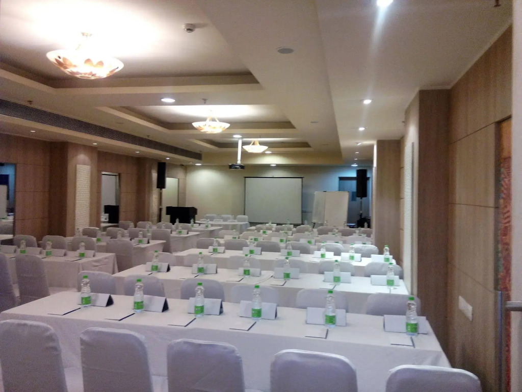 Sarovar Portico Naraina, Hotel