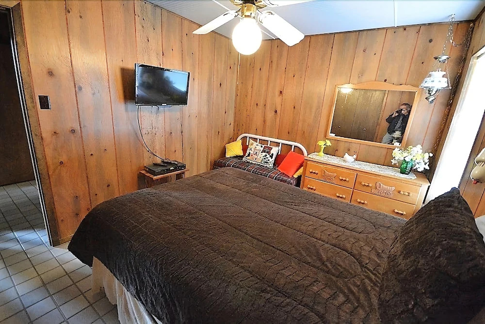 La Grange Cabin - Two Bedroom Cabin
