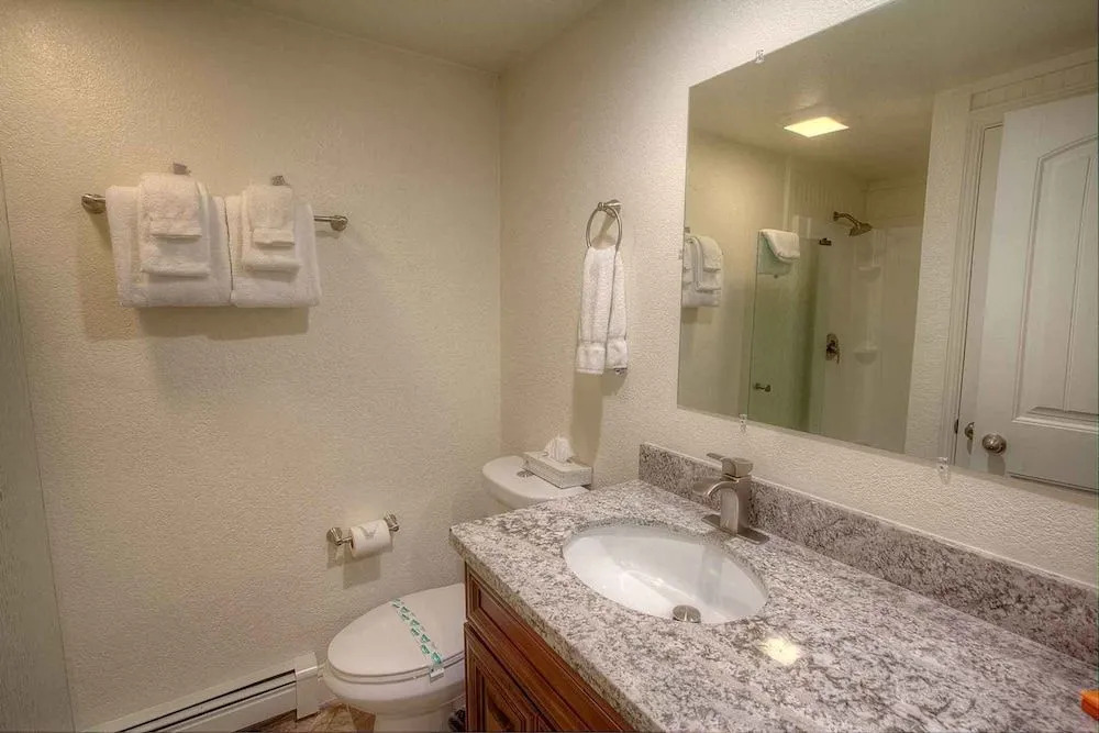 Tahoe Pines Chateau by Lake Tahoe Accommodations