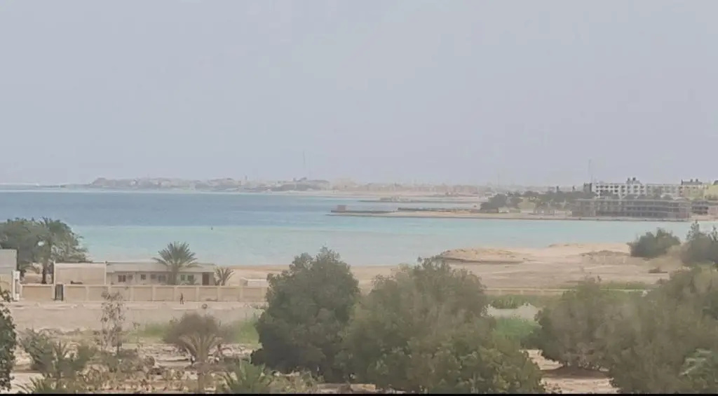 Beautiful 2 bedroom apartment overlooking the sea and swimming pools for recreation and spending time with the beauty of nature