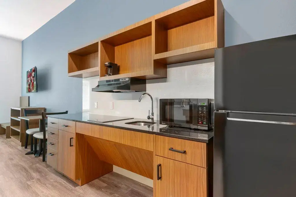 HomeTowne Studios by Red Roof Tampa - Airport