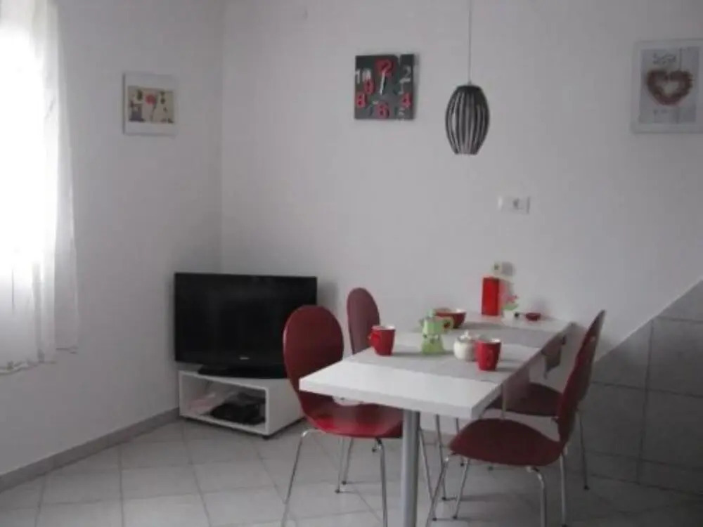 Xena - Comfort and Spacious - A2 Red