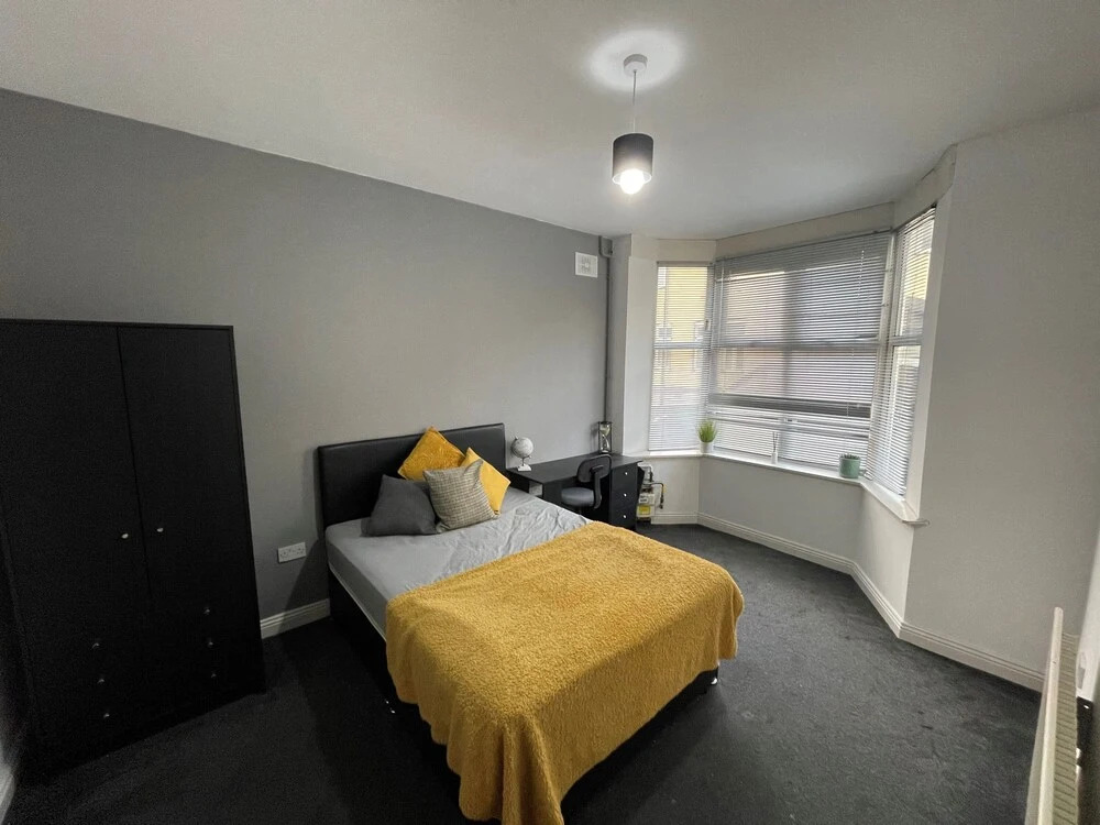 Modern 4 Bedroom House Near City Center