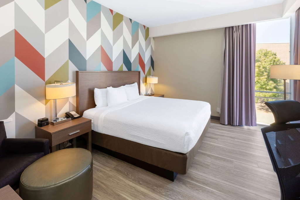La Quinta Inn & Suites by Wyndham Tulsa Downtown - Route 66