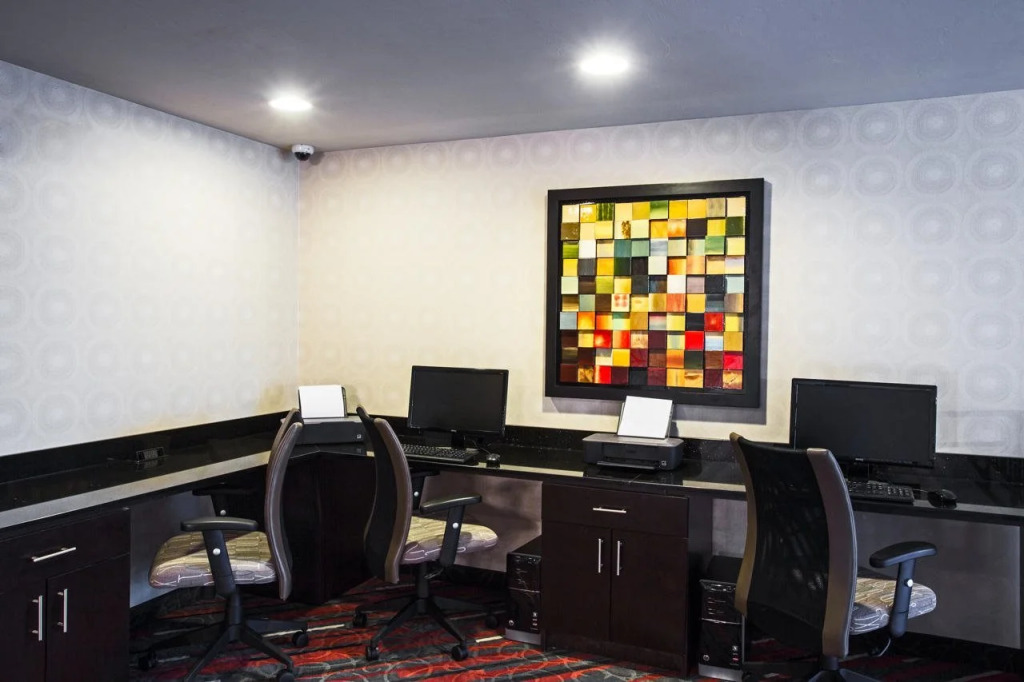 Holiday Inn Express & Suites Naples Downtown - 5th Avenue by IHG